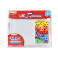 pizarra con letras magn&eacute;ticas